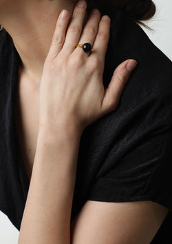 Discover Versatile Elegance with Merald Curio's Playful Sliding Center Stone Ring - QUEEN - Merald Curio