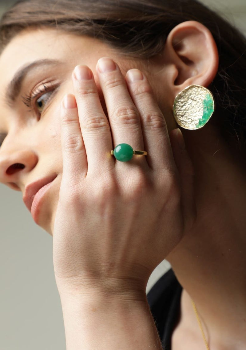 Discover Versatile Elegance with Merald Curio's Playful Sliding Center Stone Ring - QUEEN - Merald Curio