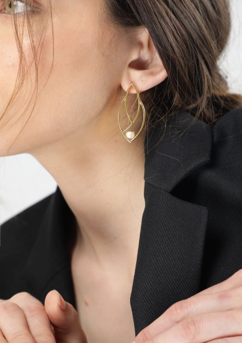 Embrace Nature's Charm with Leaf Stud Earrings - DEW ON LEAF - Merald Curio