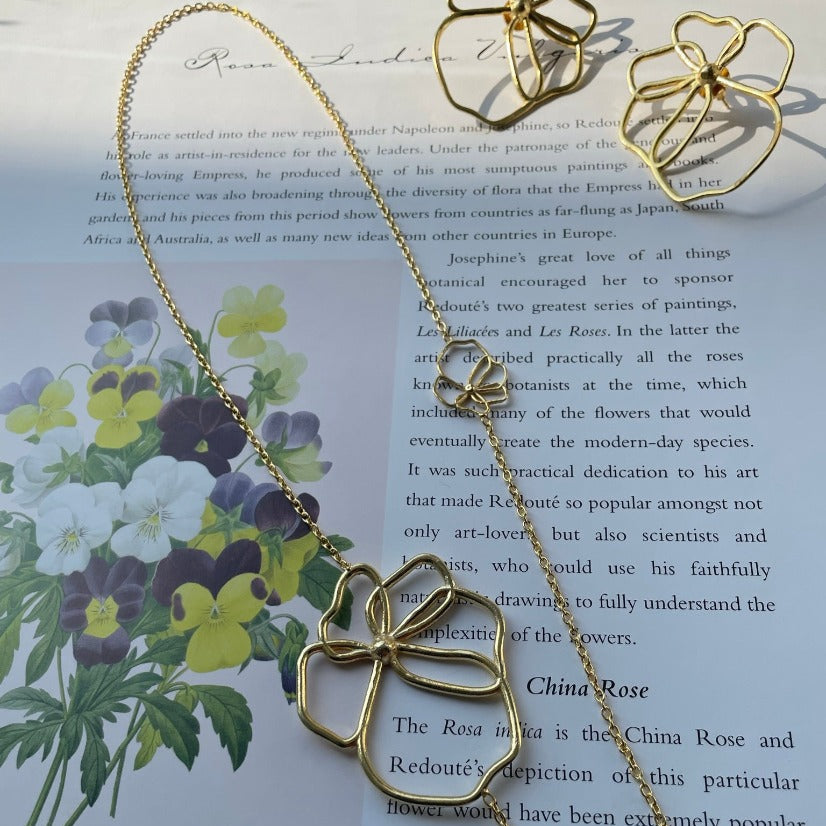 Enhance Your Look with Merald Curio's Irresistible Flower Necklace - Poppy Necklace - Merald Curio
